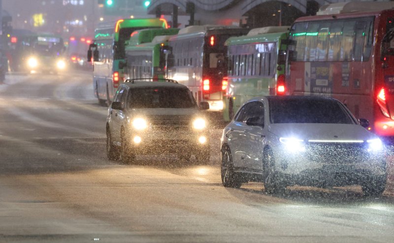 퇴근길 도로에 쌓이는 눈 (서울=연합뉴스) 이진욱 기자 = 4일 서울 마포구 홍대 부근에 눈이 내리는 가운데 도로에 눈이 쌓이고 있다. 2025.12.4 cityboy@yna.co.kr (끝)