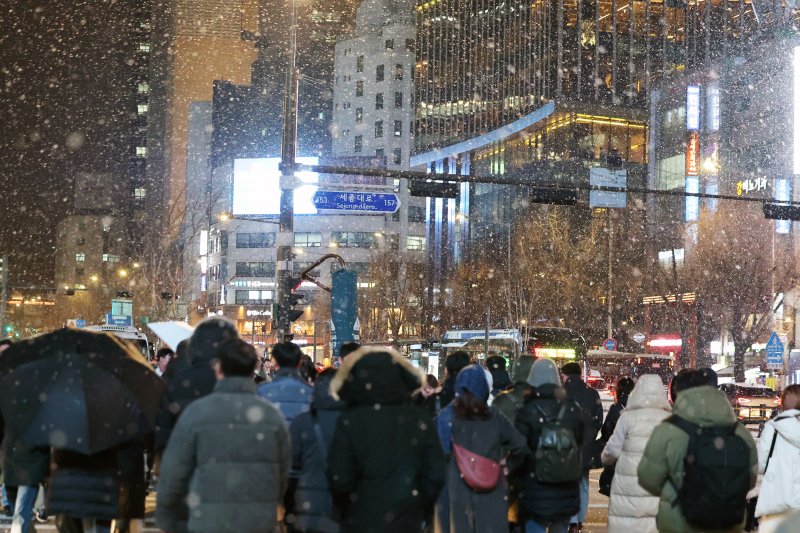 첫눈이 내린 4일 오후 서울 광화문 네거리에서 퇴근길 시민들이 발걸음을 재촉하고 있다. 2025.12.4/뉴스1 ⓒ News1 황기선 기자