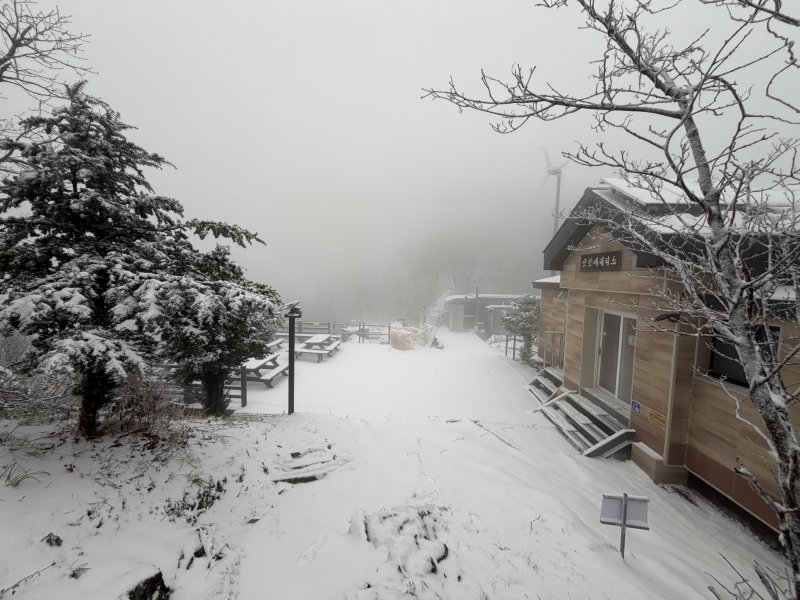 전북 무주군에 위치한 덕유산 삿갓재 대피소 앞에 눈이 쌓였다.(덕유산국립공원 제공. 재판매 및 DB 금지) 2025.11.27/뉴스1 ⓒ News1 장수인 기자