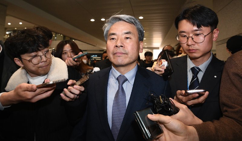 '해외 도피' 논란을 일으킨 이종섭 주 호주 대사가 21일 오전 인천국제공항 제1터미널을 통해 귀국한 후 차량으로 이동하고 있다. 지난 10일 호주대사로 부임한 이 대사는 지난해 국방부 장관 재직 시절 해병대 채모 상병 사망사건 조사에 외압을 행사했단 의혹을 받고 정치권으로부터 '도피성 출국'이라는 비판을 받아 왔다. (공동취재) 2024.3.21/뉴스1 ⓒ News1 신웅수 기자