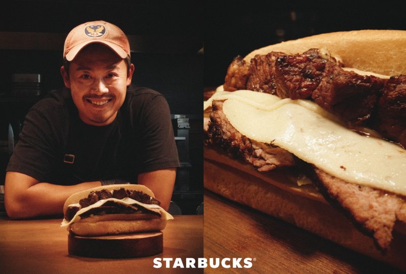 유용욱 소장(왼쪽)이 스타벅스 코리아와 협업해 출시한 '유용욱 바베큐 투컷 비프 샌드위치'. 스타벅스 코리아 제공