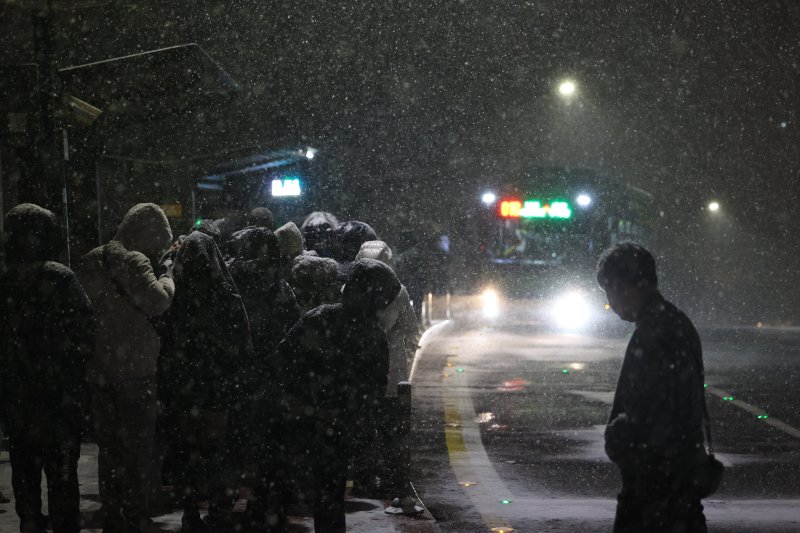 서울·인천·경기·강원 대설주의보 발효된 4일 서울 남산에 눈이 내리고 있다. 뉴시스 사진
