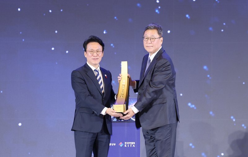 4일 서울 강남구 코엑스에서 열린 제62회 무역의날 기념식에서 김민석 국무총리(왼쪽)가 이규복 현대글로비스 대표이사에게 60억달러 수출의 탑을 수여하고 있다. 현대글로비스 제공