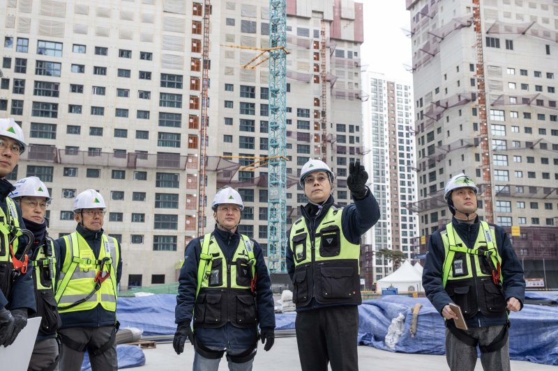 지난 3일 현대건설 이한우 대표이사(오른쪽 두번째)가 '동절기 안전점검 릴레이 캠페인' 일환으로 건설현장을 점검하고 있다. 현대건설 제공