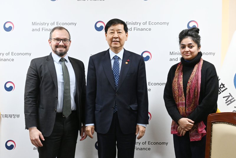 구윤철 부총리 겸 기획재정부 장관(가운데)이 4일 정부서울청사에서 국제신용평가사 피치 연례협의단과 기념촬영을 하고 있다. 기획재정부 제공
