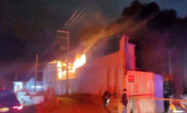 [제주=뉴시스] 4일 오후 제주시 노형동 자원순환시설에서 불이 나 소방당국이 진화에 나서고 있다. (사진=제주소방안전본부 제공) 2025.12.04. photo@newsis.com