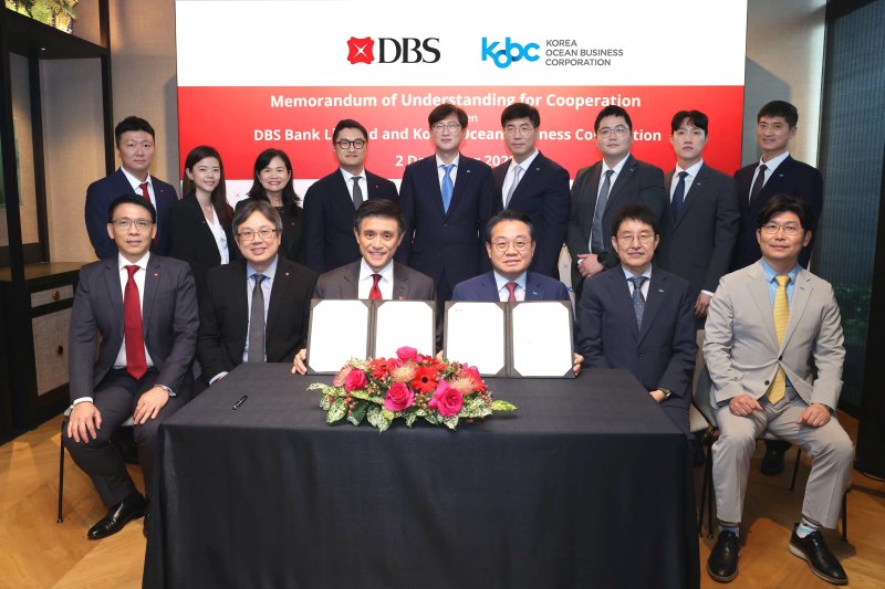 지난 2일 싱가포르 DBS 타워에서 열린 ‘한국 해운·물류기업 현지시장 진출 위한 금융지원 협력 업무협약식’에서 DBS은행 한퀴완(Han kwee juan) 기업금융 총괄대표(앞줄 왼쪽 세 번째부터)와 한국해양진흥공사 안병길 사장 등 두 기관 관계자들이 함께 기념촬영하고 있다. 한국해양진흥공사 제공