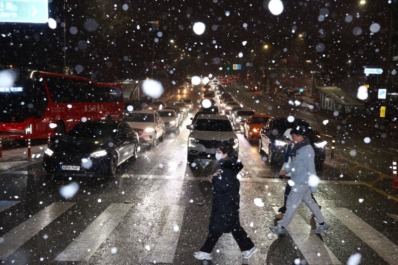 [서울=뉴시스] 황준선 기자 = 서울·인천·경기·강원 대설주의보가 발효된 4일 오후 서울 중구 거리에 눈이 내리고 있다. 2025.12.04. hwang@newsis.com