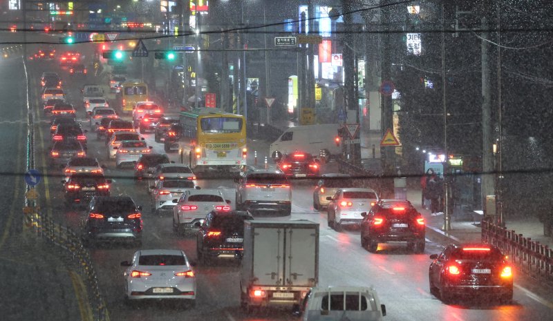 서울 전역을 포함한 수도권에 대설주의보가 내려진 4일 오후 경기도에 위치한 한 초등학교 인근 도로에 많은 눈이 내리고 있다. 뉴스1