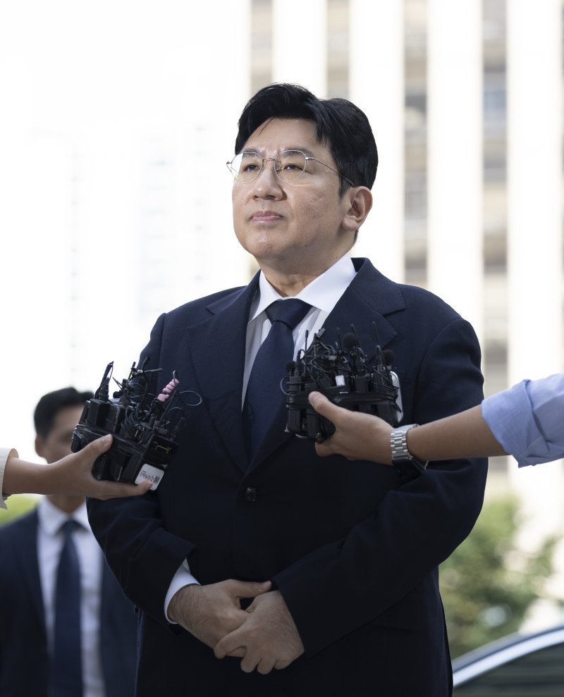 [서울=뉴시스] 김근수 기자 = 방시혁 하이브 의장이 15일 오전 서울 마포구 서울경찰청 광역수사단 금융범죄수사대에서 조사를 받기 위해 출석하기 전 취재진 질문에 답하고 있다. 방 의장은 하이브 상장 전인 2019년 기존 하이브 투자자들에게 기업공개(IPO) 계획이 없다고 한 뒤 자신과 관계있는 사모펀드가 설립한 특수목적법인(SPC)에 지분을 팔도록 한 혐의를 받는다. 2025.09.15. ks@newsis.com