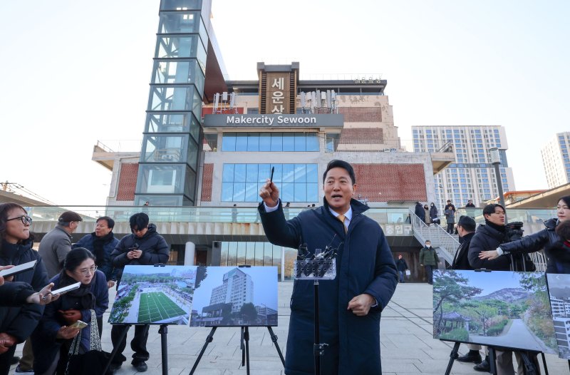 세운상가 찾은 오세훈 시장. 4일 오세훈 서울시장(가운데)이 서울 종로구 세운상가에서 세운지구 재개발 관련 브리핑을 하고 있다. 연합뉴스