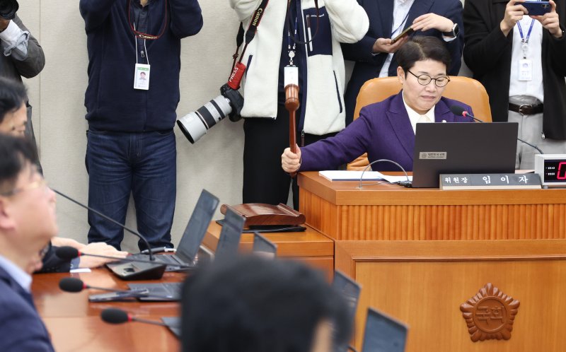 [서울=뉴시스] 김금보 기자 = 임이자 국회 기획재정위원회 위원장이 30일 서울 여의도 국회에서 열린 기획재정위원회 전체회의에서 의사봉을 두드리고 있다. 2025.11.30. kgb@newsis.com