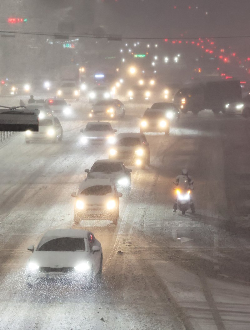 대설주의보가 발효 중인 4일 경기도 수원시 팔달구 수원역 앞 덕영대로에서 차량이 서행하고 있다. 연합뉴스