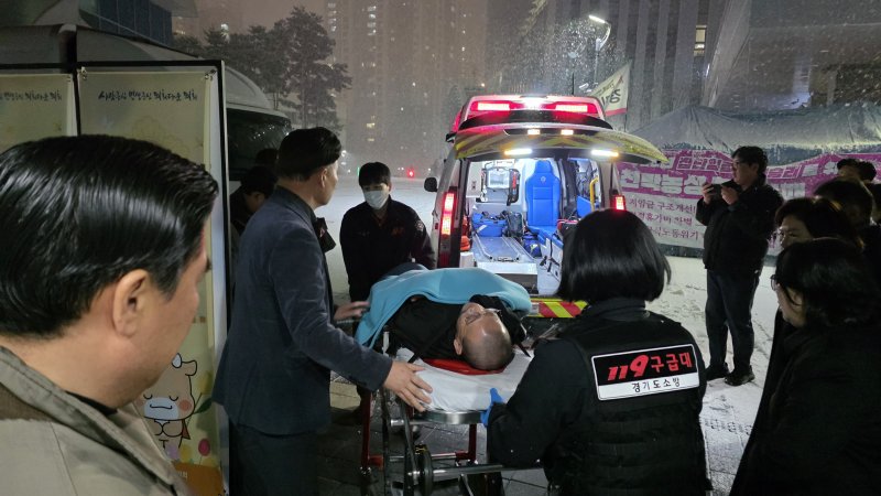 [수원=뉴시스] 경기도의 민생예산 복구와 행정사무감사 불출석 사태에 대한 책임을 촉구하며 열흘 째 단식농성을 이어온 백현종(구리1) 경기도의회 교섭단체 국민의힘 대표의원이 4일 병원으로 이송되고 있따. (사진=독자 제공) 2025.12.04. photo@newsis.com *재판매 및 DB 금지