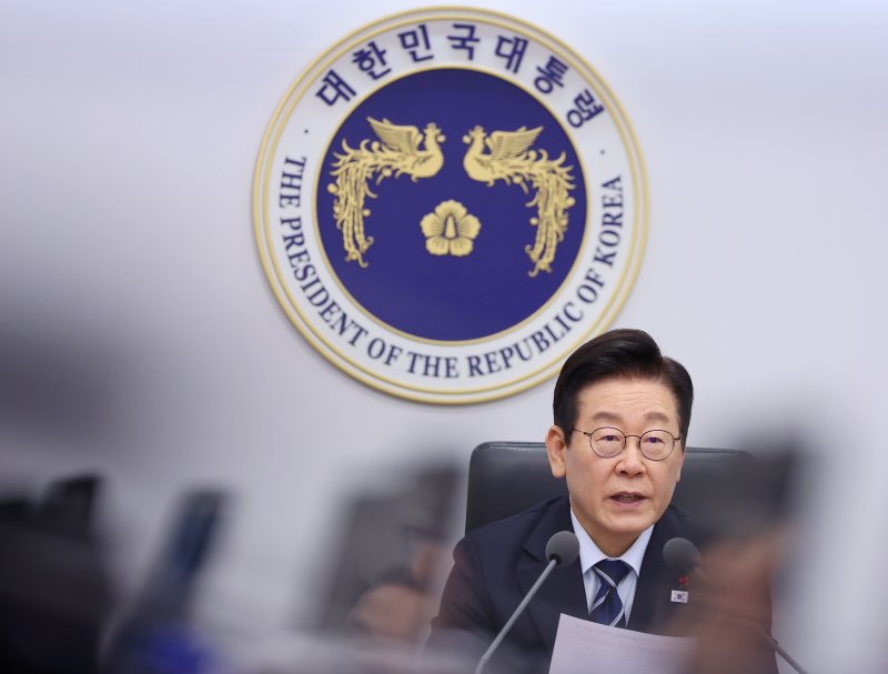 [서울=뉴시스] 고범준 기자 = 이재명 대통령이 4일 서울 용산 대통령실 청사에서 열린 수석보좌관회의에서 발언하고 있다. (대통령실통신사진기자단) 2025.12.04. bjko@newsis.com