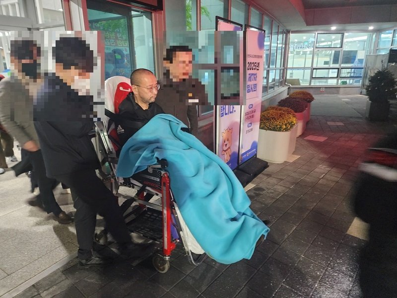 경기도의회 백현종 국민의힘 대표의원이 4일 병원으로 옮겨지고 있다. (독자 제공. 재판매 및 DB 금지)/뉴스1