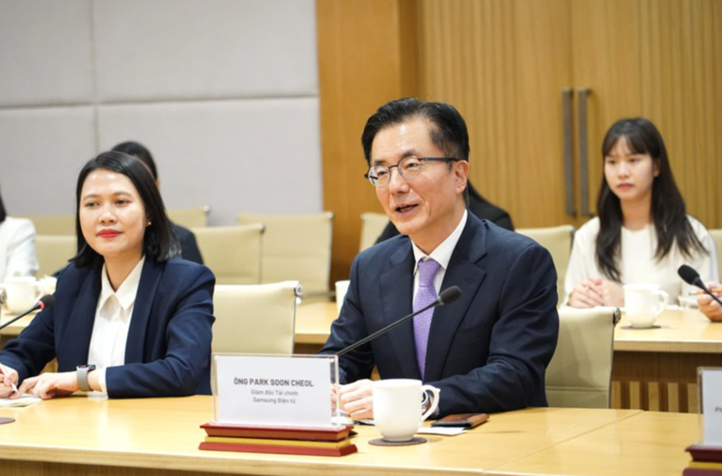 박순철 삼성전자 최고재무책임자(CFO·부사장)이 4일 베트남 하노이의 과학기술부에서 응우옌 마잉 훙 베트남 과학기술부 장관과 면담하고 있다. 사진=베트남 과학기술부 갈무리