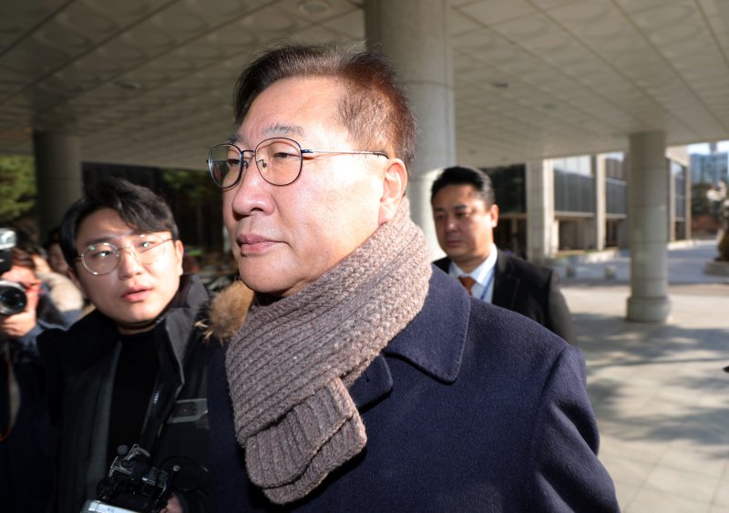 [서울=뉴시스] 홍효식 기자 = 박성재 전 법무부 장관이 4일 오후 서울 서초구 서울고등검찰청에 마련된 내란·외환 의혹을 수사하는 특별검사팀 사무실에 3차 조사를 받기 위해 출석하고 있다. 2025.12.04. yesphoto@newsis.com