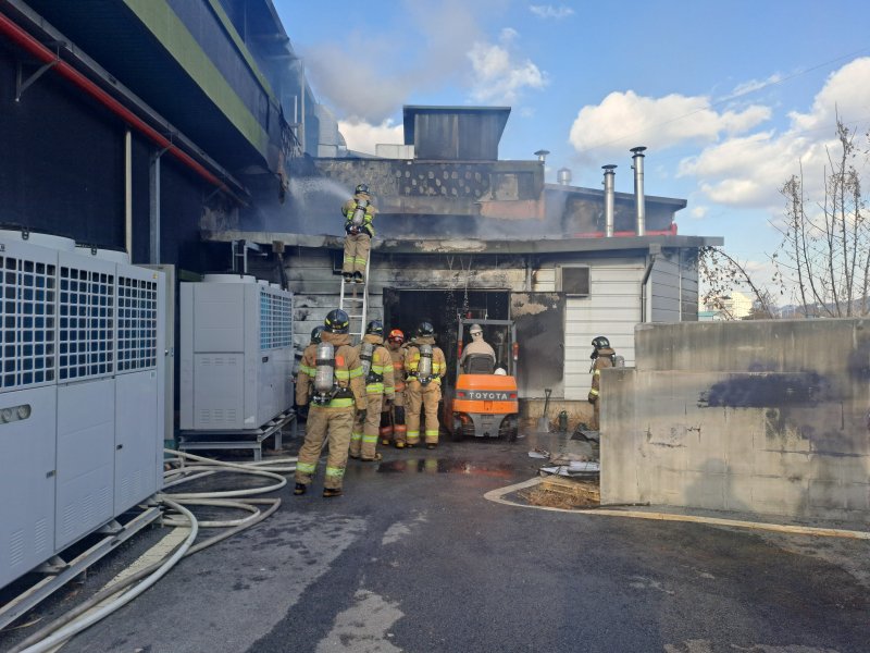 4일 오후 2시 56분께 전북 남원시 조산동 한 공장에서 불이 나 약 1시간 만에 진화됐다.(전북소방 제공. 재판매 및 DB금지) 2025.12.4/뉴스1