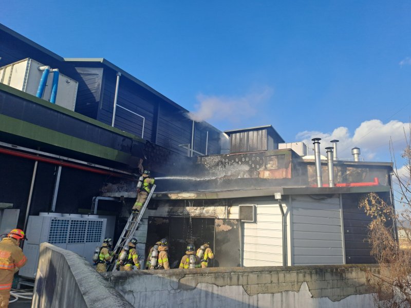 [남원=뉴시스] 4일 오후 2시56분께 전북 남원시 조산동의 한 식재료 가공 공장 창고에서 불이 나 소방대원들이 진화에 나서고 있다. (사진=전북도소방본부 제공) 2025.12.04. photo@newsis.com *재판매 및 DB 금지