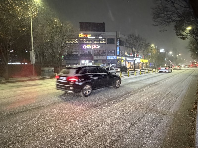 4일 밤 강원 춘천 퇴계동 일대에 눈이 내리자 차들이 서행을 하고 있 다.2025.12.4 한귀섭 기자