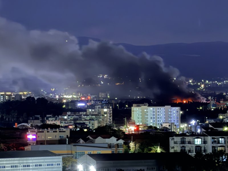 4일 오후 6시31분쯤 제주시 노형동 자원순환관리시설에서 화재가 발생해 검은 연기가 치솟고 있다.(독자 제공. 재판매 및 DB금지) 2025.12.4/뉴스1 ⓒ News1 홍수영 기자