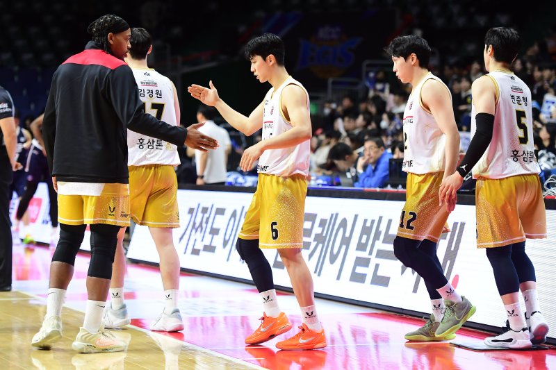 부산 KCC 원정에서 승리한 안양 정관장. (KBL 제공)
