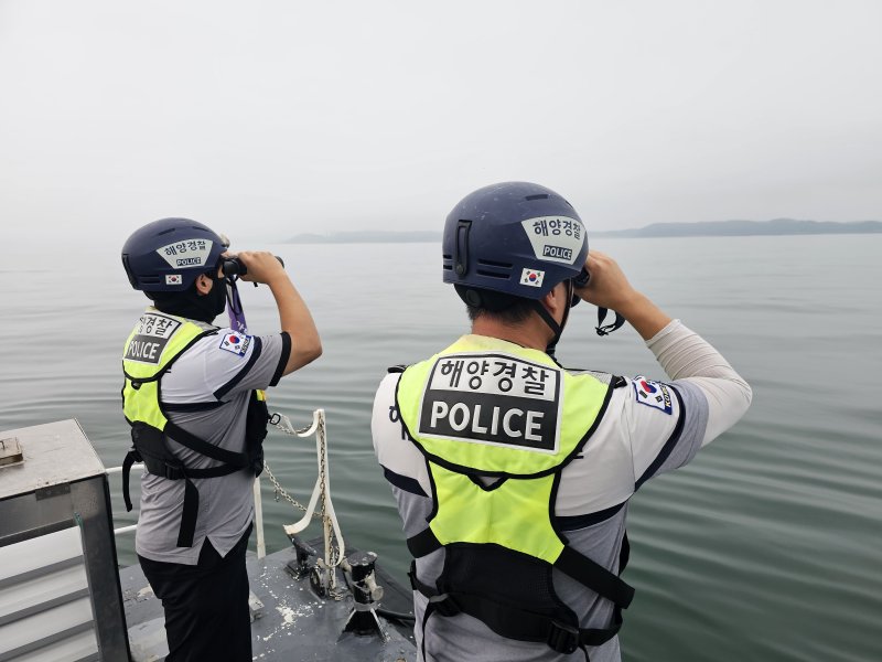 태안해양경찰이 해상을 수색하는 모습. 기사와 직접적 관련 없음.(태안해양경찰서 제공. 재판매 및 DB 금지) 2025.10.5/뉴스1