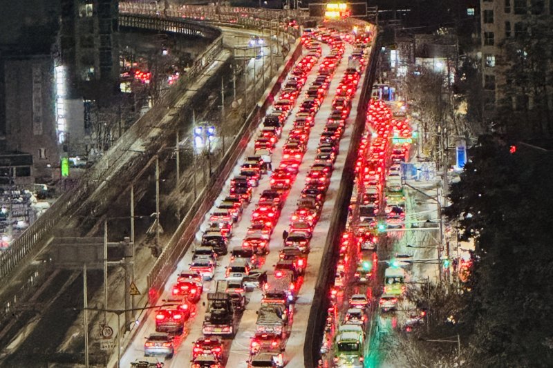 폭설이 내린 4일 서울 내부순환로 정릉램프 인근에서 차들이 서행하고 있다. 이날 내린 폭설로 오후 7시를 기해 내부순환로 전구간 진입이 통제됐다. 2025.12.4/뉴스1 ⓒ News1 신웅수 기자