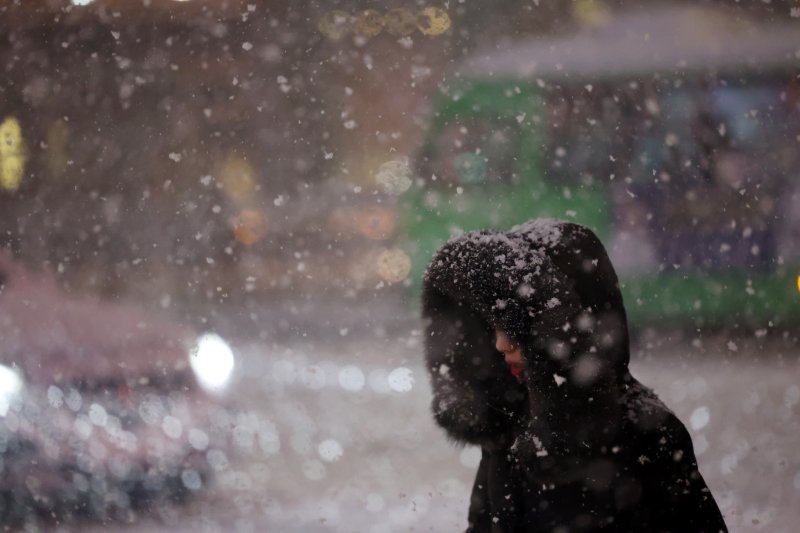 첫눈이 내린 4일 오후 서울 광화문 네거리에서 퇴근길 시민들이 발걸음을 재촉하고 있다. 행정안전부는 이날 서울, 인천, 경기, 강원 등 4개 시도에 '대설 특보'를 발효했다. 2025.12.4/뉴스1 ⓒ News1 황기선 기자