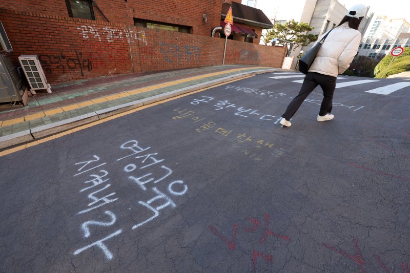[서울=뉴시스] 홍효식 기자 = 동덕여자대학교 공학 전환 타당성에 대한 외부 용역 결과 발표와 '공학 전환에 대한 8000 동덕인 의견 조사' 학생 총투표가 실시되는 3일 서울 성북구 동덕여대에 공학 전환 반대 래커칠이 보이고 있다. 2025.12.03. yesphoto@newsis.com