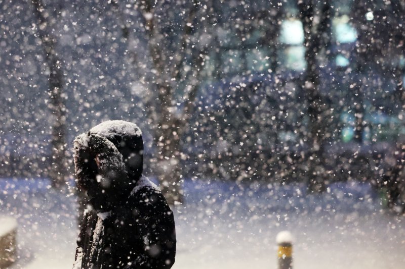 첫눈이 내린 4일 오후 서울 광화문 네거리에서 퇴근길 시민들이 발걸음을 재촉하고 있다. 행정안전부는 이날 서울, 인천, 경기, 강원 등 4개 시도에 '대설 특보'를 발효했다. 2025.12.4/뉴스1 ⓒ News1 황기선 기자