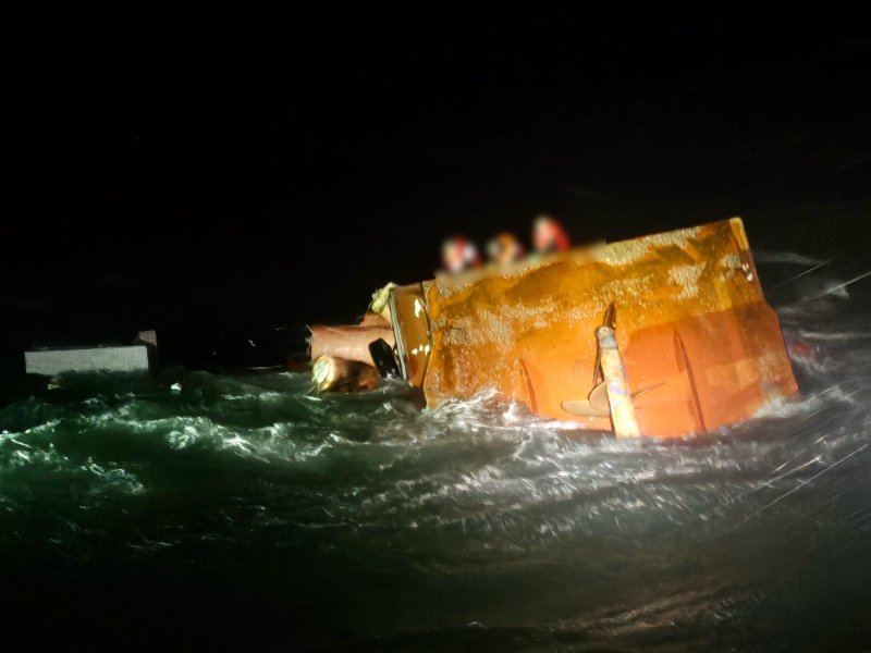 태안 천리포 인근 해역에서 전복된 어선에서 구조를 기다리는 선원들 모습.(태안해경 제공. 재판매 및 DB금지)/뉴스1