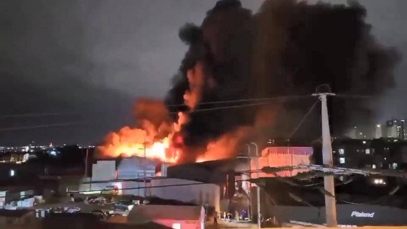 [제주=뉴시스] 오영재 기자 = 4일 오후 제주시 노형동 소재 자원순환시설에 화재가 발생했다. 소방당국은 이날 오후 관할 소방서 인력과 장비를 모두 동원하는 대응 1단계를 발령했다. 2025.12.04. oyj4343@newsis.com