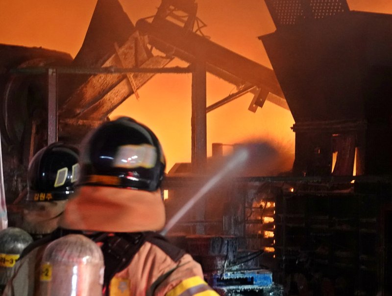 [제주=뉴시스] 오영재 기자 = 4일 오후 제주시 노형동 소재 자원순환시설 화재 현장에서 소방당국이 진압 활동에 나서고 있다. 소방당국은 이날 오후 관할 소방서 인력과 장비를 모두 동원하는 대응 1단계를 발령했다. 2025.12.04. oyj4343@newsis.com