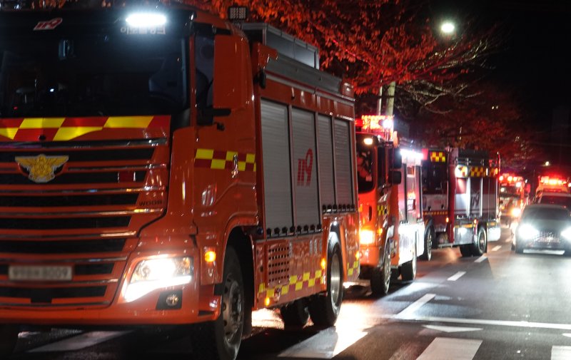 [제주=뉴시스] 오영재 기자 = 4일 오후 제주시 노형동 소재 자원순환시설 화재 현장에서 소방차량이 도로에 주차돼 있다. 소방당국은 이날 오후 관할 소방서 인력과 장비를 모두 동원하는 대응 1단계를 발령했다. 2025.12.04. oyj4343@newsis.com