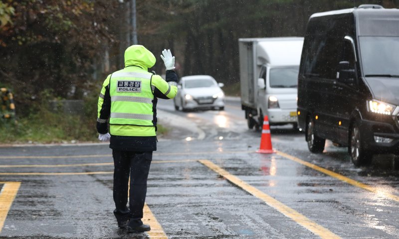 [제주=뉴시스] 우장호 기자 = 제주 산간에 대설특보가 내려진 3일 오전 제주시 1100도로 초입부인 어승생 삼거리에서 제주서부경찰서 소속 경찰관들이 교통 통제를 하고 있다. 2025.12.03. woo1223@newsis.com
