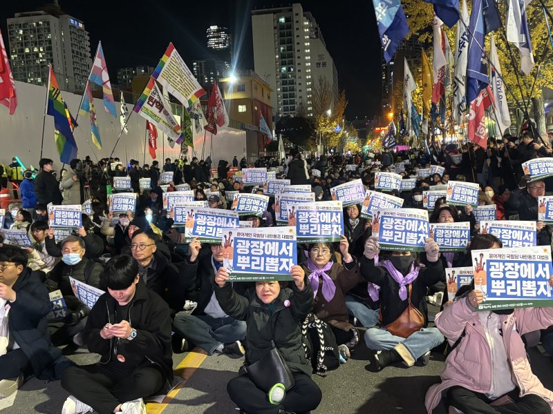 4일 부산 서면에서 열린 '내란 청산·사회 대개혁 부산시민대회:다시만난 광장, 출동! 응원봉'에서 시민들이 피켓을 들고 구호를 외치고 있다. 2025.12.4 ⓒ 뉴스1 홍윤 기자