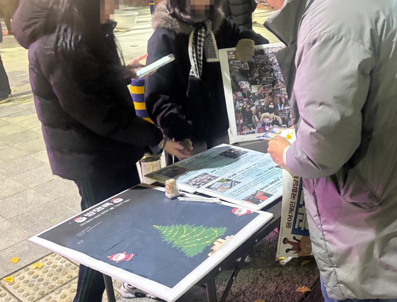 4일 부산 서면에서 열린 '내란 청산·사회 대개혁 부산시민대회:다시만난 광장, 출동! 응원봉'의 사전 행사 성격으로 진행된 방명록 남기기 이벤트 2025.12.4 ⓒ 뉴스1 홍윤 기자