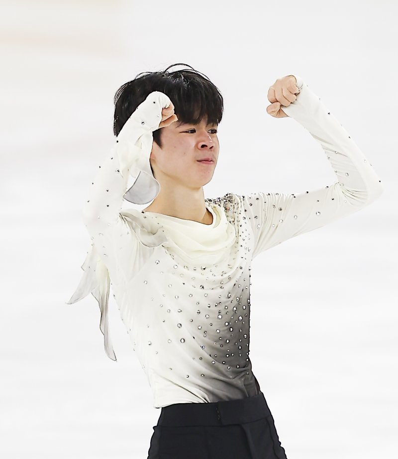 [서울=뉴시스] 김근수 기자 = 피겨 스케이팅 서민규(경신고)가 30일 서울 양천구 목동 아이스링크에서 열린 2025 KB금융 전국남녀 피겨스케이팅 회장배 랭킹대회에서 남자 시니어부문 프리스케이팅 연기를 마치고 기뻐하고 있다.이번 대회는 2026 ISU 사대륙 피겨스케이팅 선수권대회 파견선수 선발전과 2026 밀라노 코르티나 동계올림픽대회 1차 선발전, 2026/27 국가대표 1차 선발전으로 진행된다. 2025.11.30. ks@newsis.com