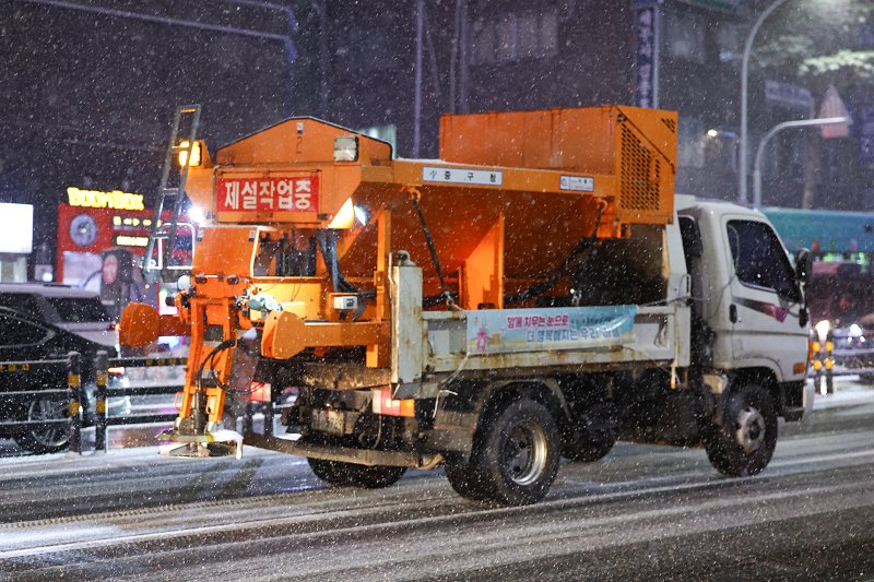 [서울=뉴시스] 최진석 기자 = 서울·인천·경기·강원 대설주의보 발효된 4일 서울 중구 도심에 제설차량이 지나가고 있다. 2025.12.04. myjs@newsis.com