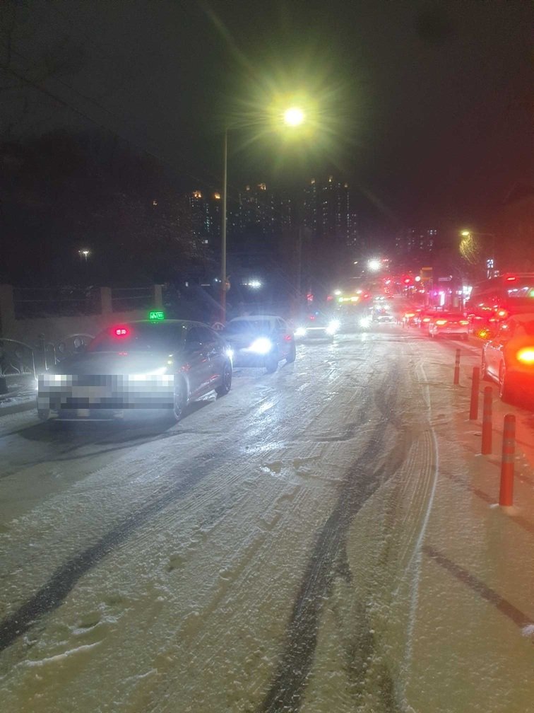 강원 춘천 후평동 눈길 차량 미끄러짐 사고 현장.(강원도소방본부 제공, 재판매 및 DB금지)
