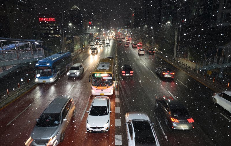 서울 전역을 포함한 수도권에 대설주의보가 내려진 4일 오후 경기 화성시 송화초등학교 인근 경기대로에 많은 눈이 내리고 있다. 2025.12.4/뉴스1 ⓒ News1 김영운 기자