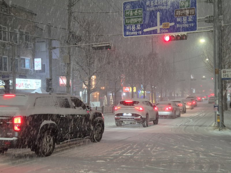 4일 오후 경기 남양주시 일대에 많은 눈이 내리며 퇴근길 정체가 빚어지고 있다.2025.12.04/뉴스1 양희문 기자