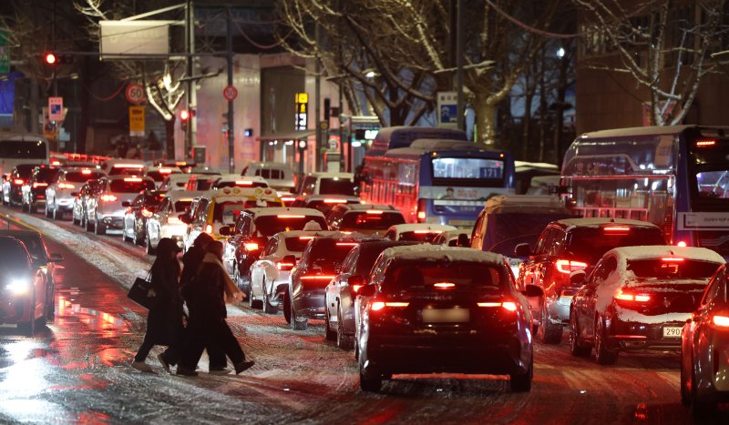 폭설이 내린 4일 오후 서울 종로구 안국동 도로의 차량들이 눈길에 큰 정체를 빚고 있다. 2025.12.4/뉴스1 ⓒ News1 이광호 기자