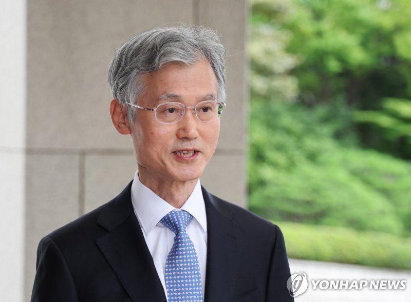 취재진 질문에 답하는 조희대 대법원장 (출처=연합뉴스)