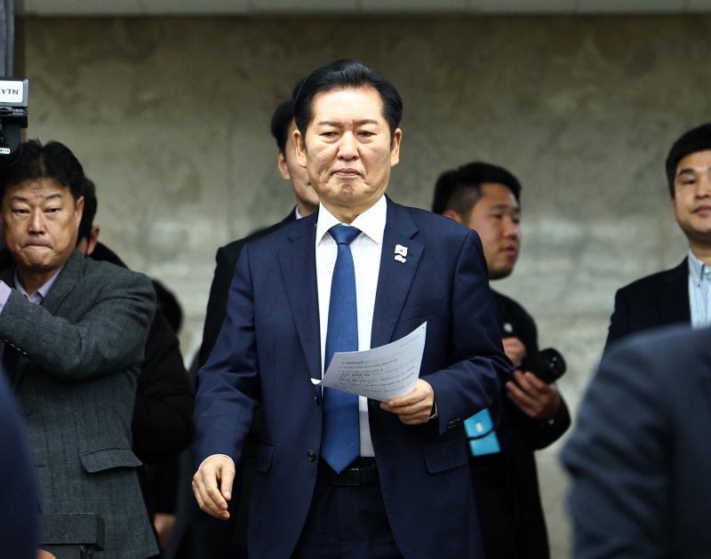 [서울=뉴시스] 김명년 기자 = 정청래 더불어민주당 대표가 지난 27일 오후 서울 여의도 국회에서 열린 의원총회에서 입장하고 있다. 2025.11.27. kmn@newsis.com