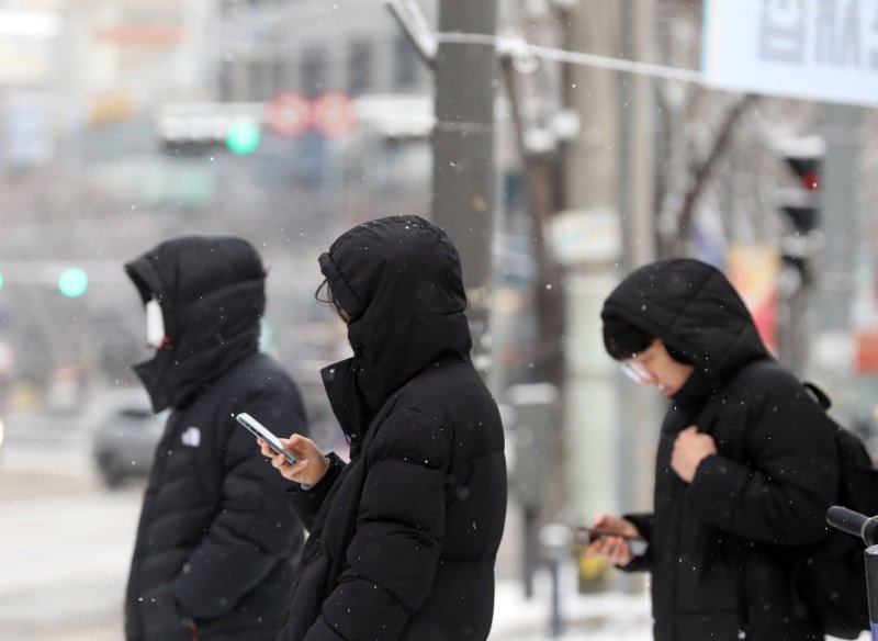 대설특보가 내려진 7일 오전 광주 북구 오치동 횡단보도에서 시민들이 패딩 모자를 쓴 채 신호를 기다리고 있다. 2025.2.7/뉴스1 ⓒ News1 박지현 기자