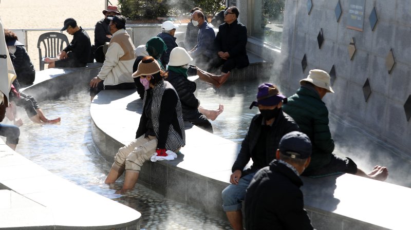 전국적으로 추위가 기승을 부린 3일 부산 해운대해수욕장 온천족욕탕을 찾은 시민들이 따뜻한 온천물에 발을 담그고 추위를 녹이고 있다. 2025.12.3/뉴스1 ⓒ News1 윤일지 기자