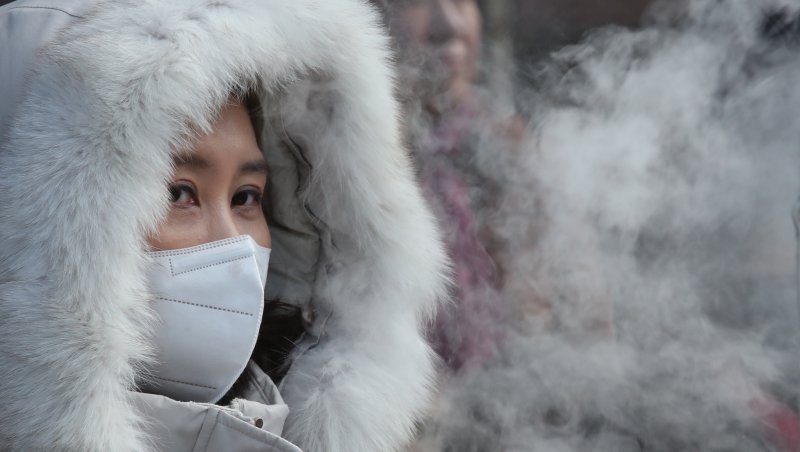 5일 대전·충남은 구름이 많은 가운데 아침 기온이 영하권에 머물며 추울 것으로 예보됐다. 대전 중구에서 어린이가 추위에 털모자를 쓰고 있다. /뉴스1 ⓒ News1 김기태 기자